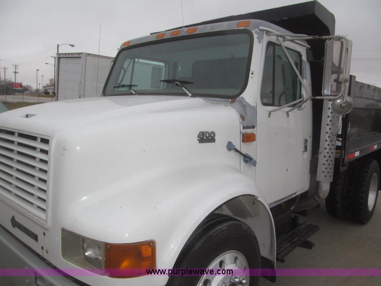image for item F7218 1998 International 810 low profile dump truck