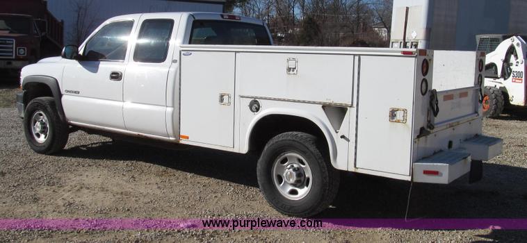 image for item G2204 2002 Chevrolet Silverado 2500HD Ext. Cab utility truck