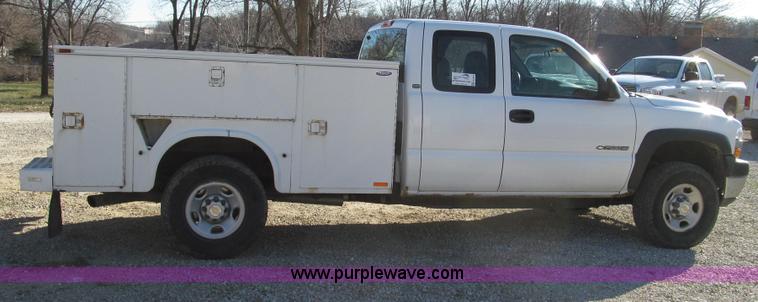 image for item G2204 2002 Chevrolet Silverado 2500HD Ext. Cab utility truck
