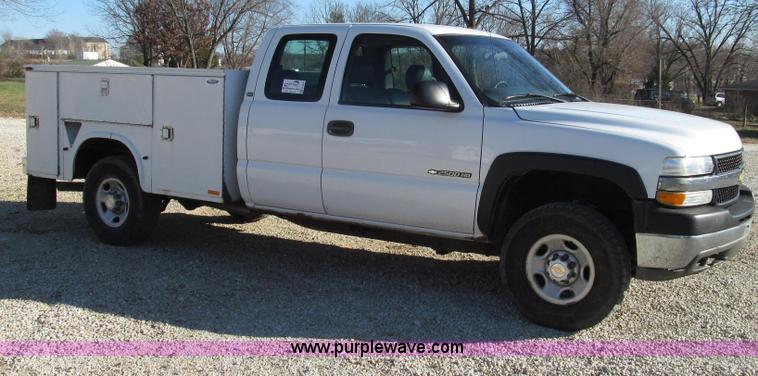 image for item G2204 2002 Chevrolet Silverado 2500HD Ext. Cab utility truck