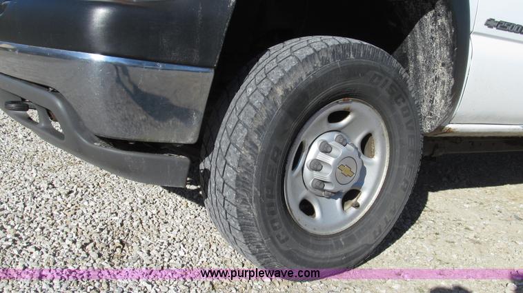 image for item G2204 2002 Chevrolet Silverado 2500HD Ext. Cab utility truck