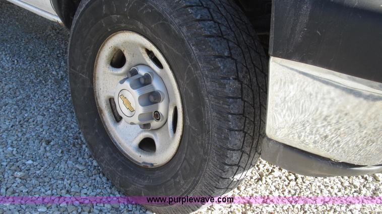 image for item G2204 2002 Chevrolet Silverado 2500HD Ext. Cab utility truck