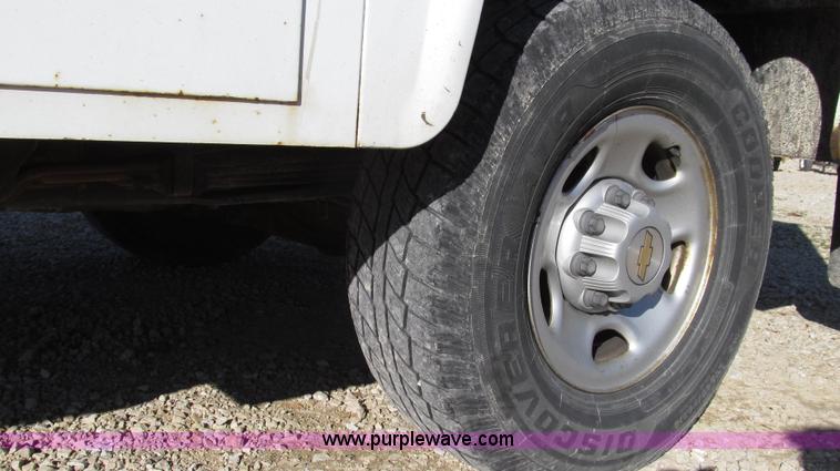 image for item G2204 2002 Chevrolet Silverado 2500HD Ext. Cab utility truck