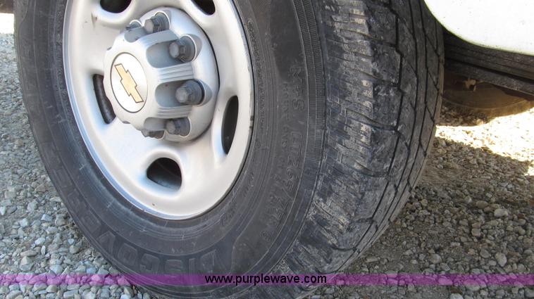 image for item G2204 2002 Chevrolet Silverado 2500HD Ext. Cab utility truck