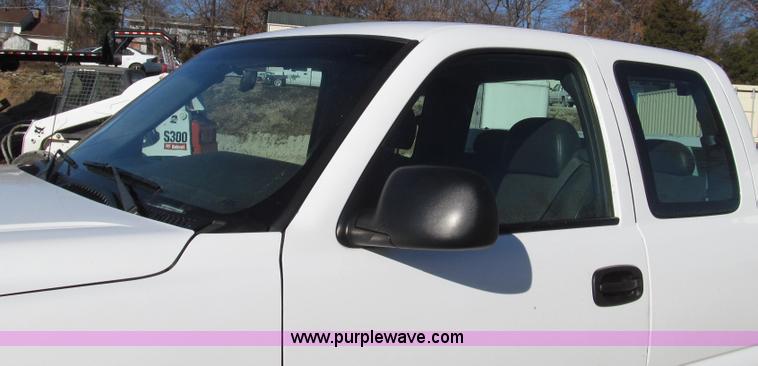 image for item G2204 2002 Chevrolet Silverado 2500HD Ext. Cab utility truck