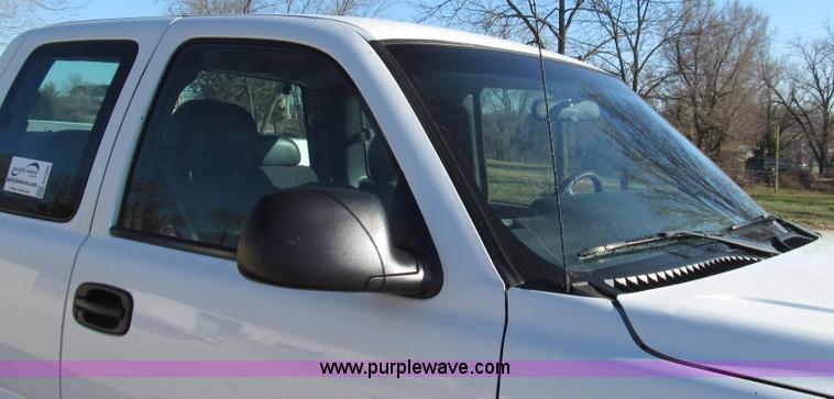 image for item G2204 2002 Chevrolet Silverado 2500HD Ext. Cab utility truck