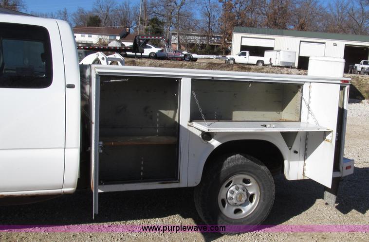 image for item G2204 2002 Chevrolet Silverado 2500HD Ext. Cab utility truck
