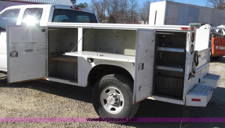 image for item G2204 2002 Chevrolet Silverado 2500HD Ext. Cab utility truck