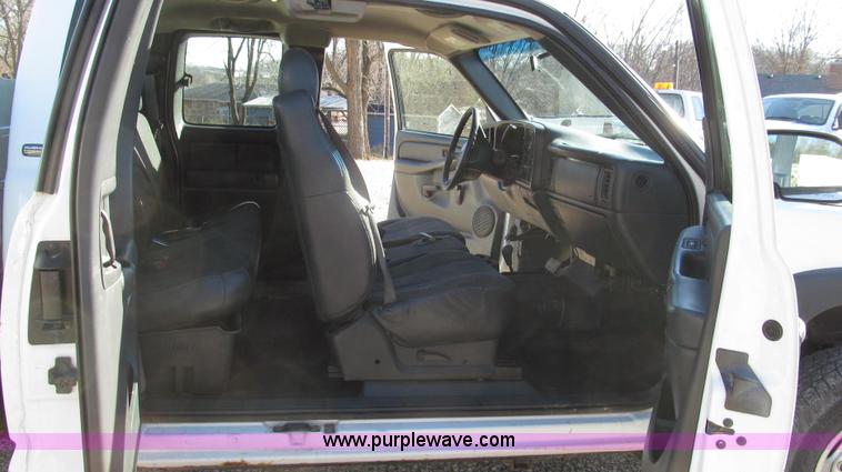image for item G2204 2002 Chevrolet Silverado 2500HD Ext. Cab utility truck