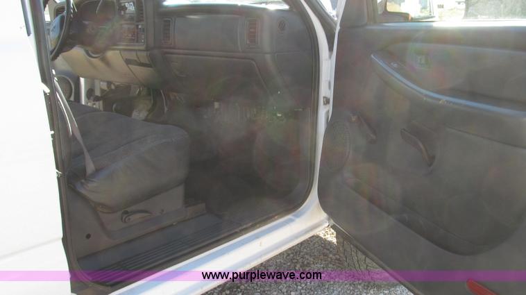 image for item G2204 2002 Chevrolet Silverado 2500HD Ext. Cab utility truck