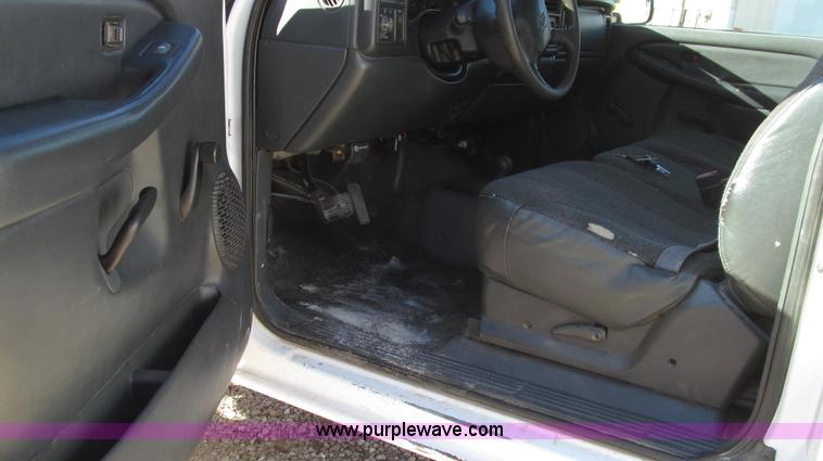 image for item G2204 2002 Chevrolet Silverado 2500HD Ext. Cab utility truck