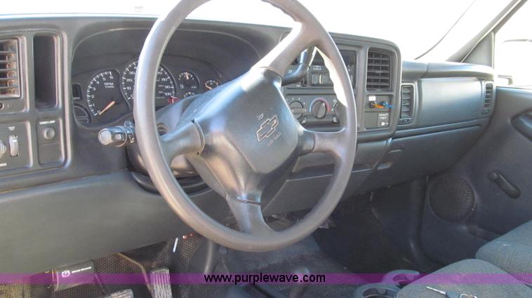 image for item G2204 2002 Chevrolet Silverado 2500HD Ext. Cab utility truck