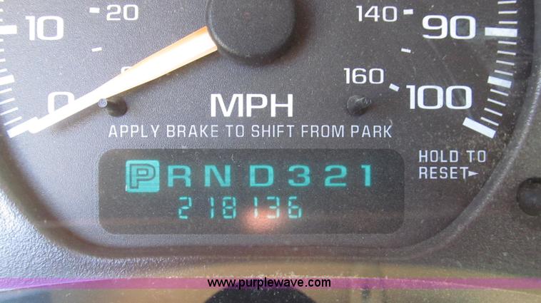 image for item G2204 2002 Chevrolet Silverado 2500HD Ext. Cab utility truck