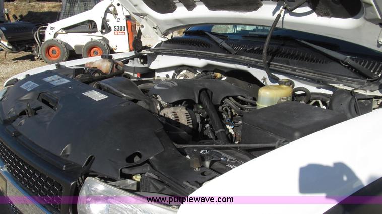 image for item G2204 2002 Chevrolet Silverado 2500HD Ext. Cab utility truck