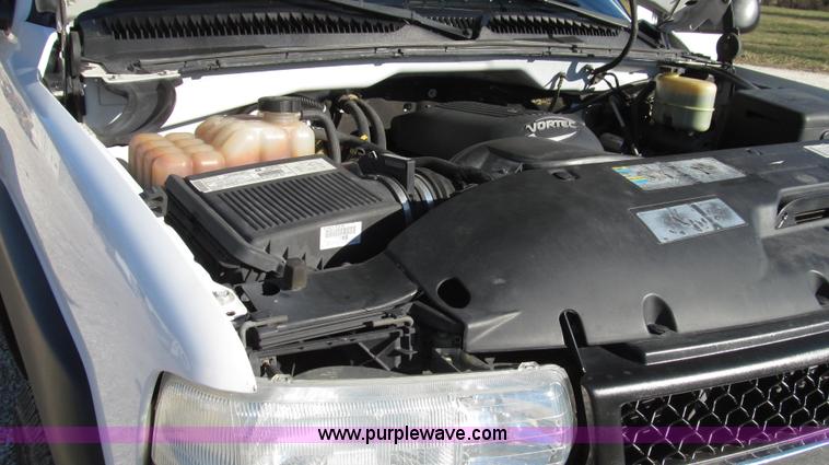 image for item G2204 2002 Chevrolet Silverado 2500HD Ext. Cab utility truck