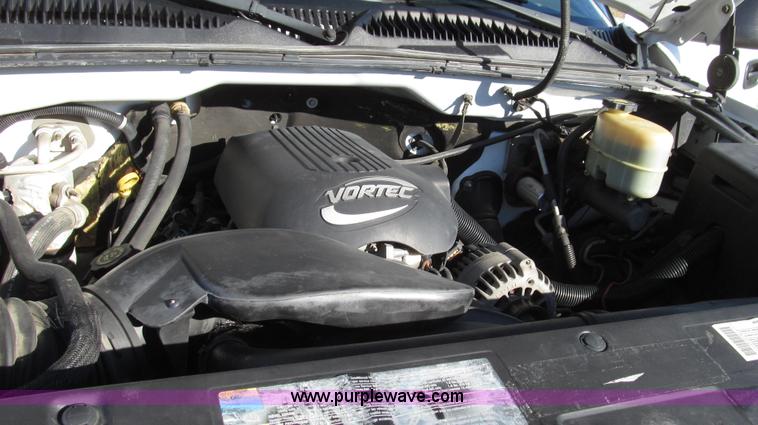 image for item G2204 2002 Chevrolet Silverado 2500HD Ext. Cab utility truck