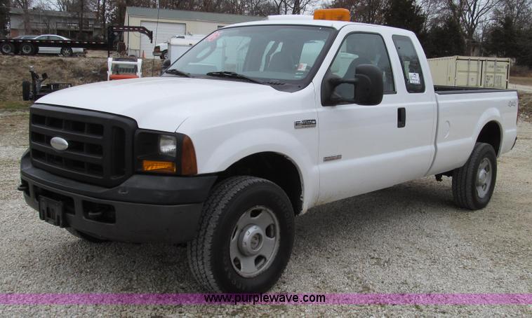 image for item G2213 2006 Ford F350 Super Duty XL pickup truck