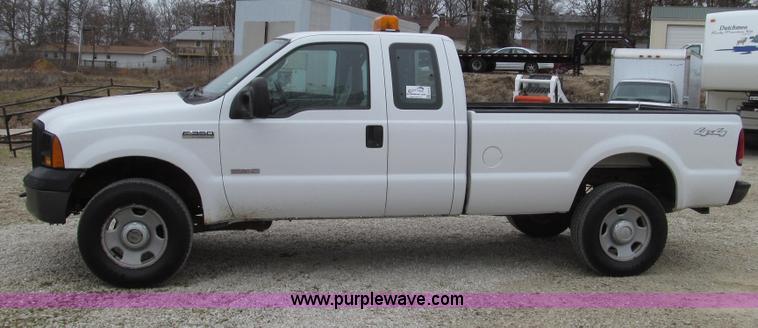 image for item G2213 2006 Ford F350 Super Duty XL pickup truck