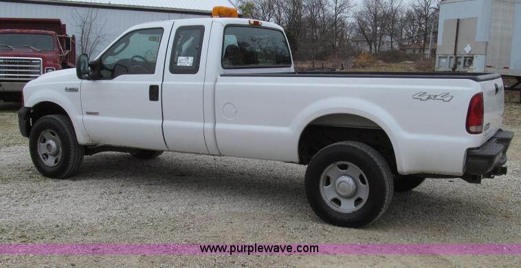 image for item G2213 2006 Ford F350 Super Duty XL pickup truck