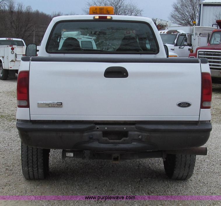 image for item G2213 2006 Ford F350 Super Duty XL pickup truck