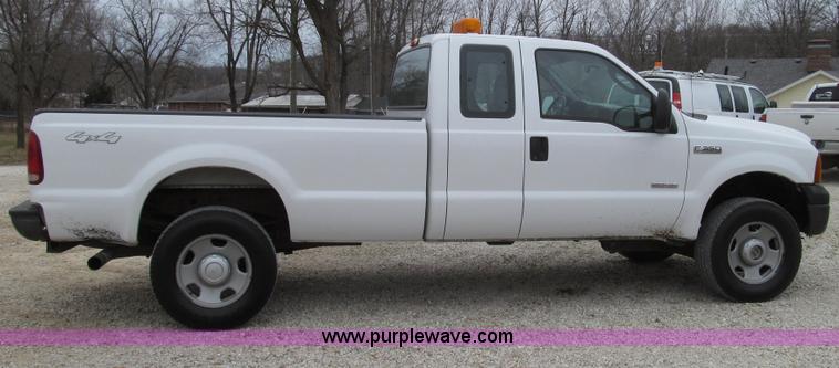 image for item G2213 2006 Ford F350 Super Duty XL pickup truck