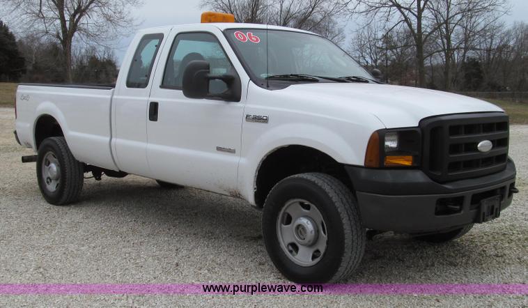 image for item G2213 2006 Ford F350 Super Duty XL pickup truck