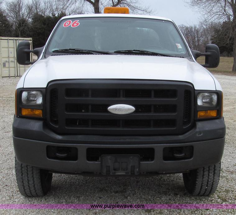 image for item G2213 2006 Ford F350 Super Duty XL pickup truck