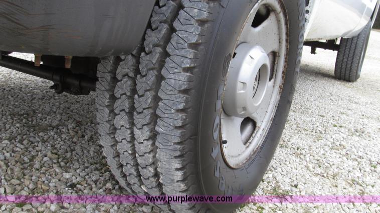 image for item G2213 2006 Ford F350 Super Duty XL pickup truck