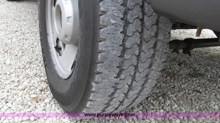 image for item G2213 2006 Ford F350 Super Duty XL pickup truck