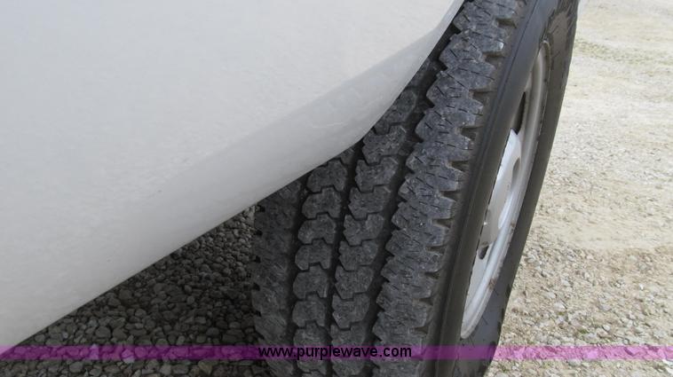 image for item G2213 2006 Ford F350 Super Duty XL pickup truck