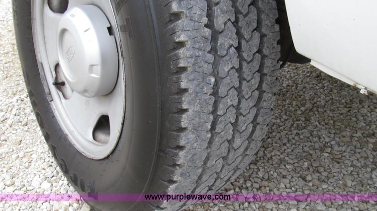 image for item G2213 2006 Ford F350 Super Duty XL pickup truck