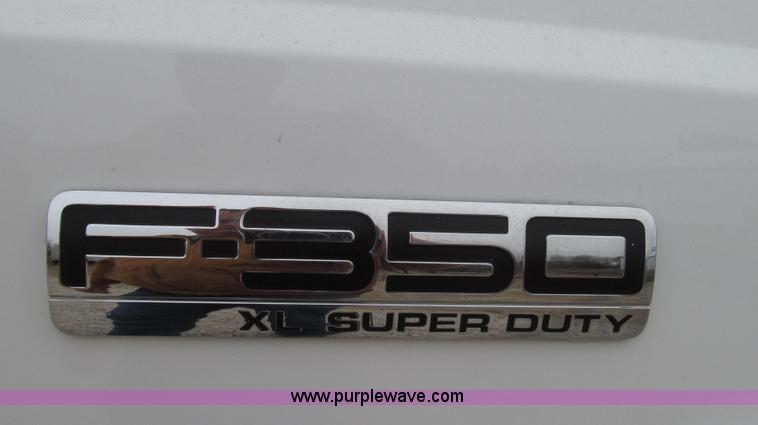 image for item G2213 2006 Ford F350 Super Duty XL pickup truck