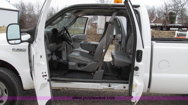 image for item G2213 2006 Ford F350 Super Duty XL pickup truck