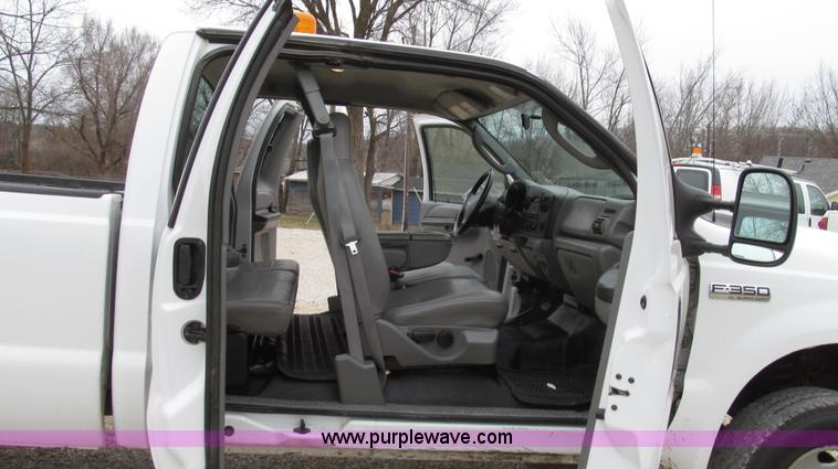 image for item G2213 2006 Ford F350 Super Duty XL pickup truck