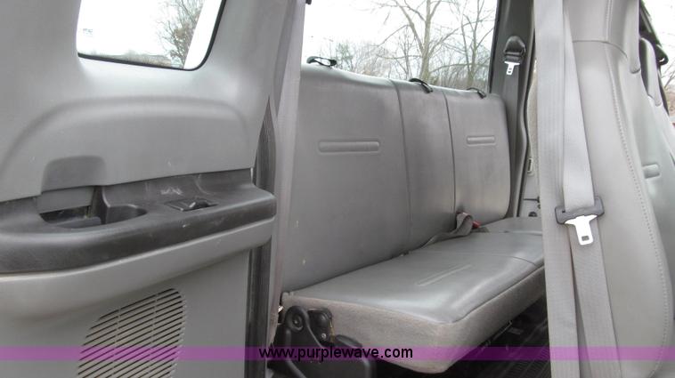 image for item G2213 2006 Ford F350 Super Duty XL pickup truck