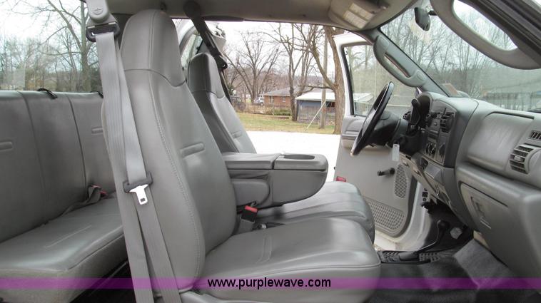 image for item G2213 2006 Ford F350 Super Duty XL pickup truck