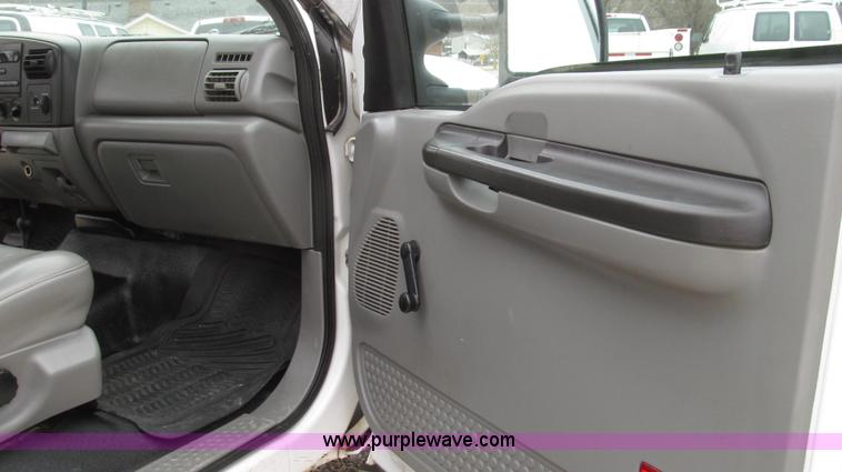 image for item G2213 2006 Ford F350 Super Duty XL pickup truck