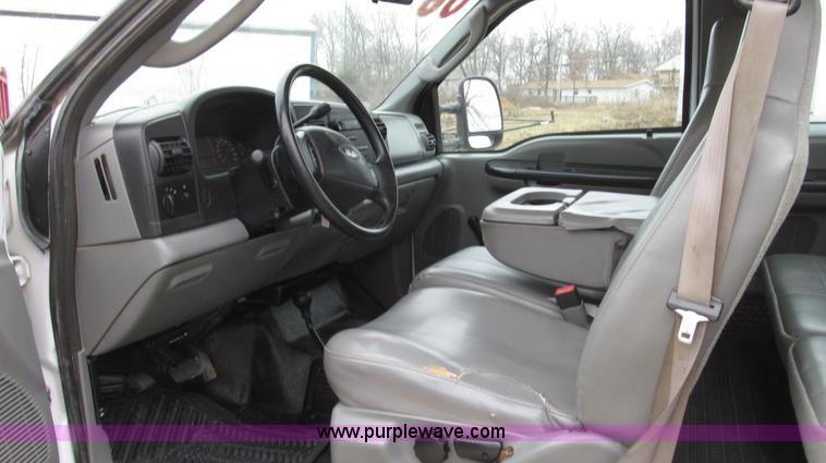 image for item G2213 2006 Ford F350 Super Duty XL pickup truck