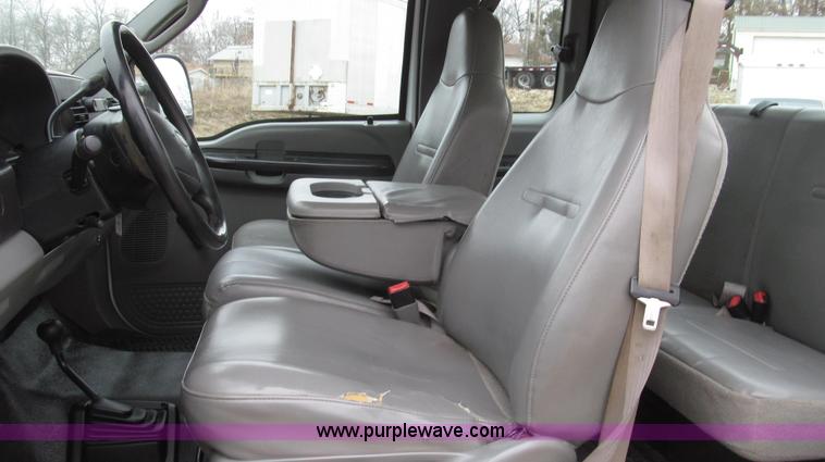 image for item G2213 2006 Ford F350 Super Duty XL pickup truck