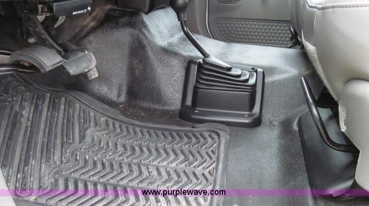 image for item G2213 2006 Ford F350 Super Duty XL pickup truck