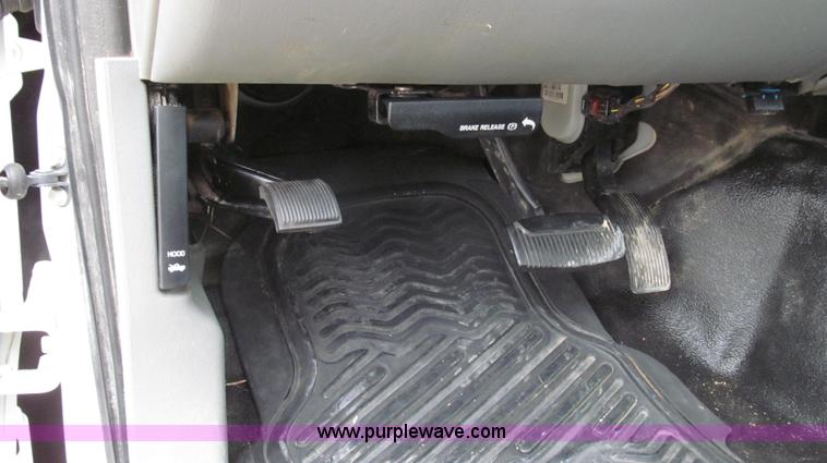 image for item G2213 2006 Ford F350 Super Duty XL pickup truck