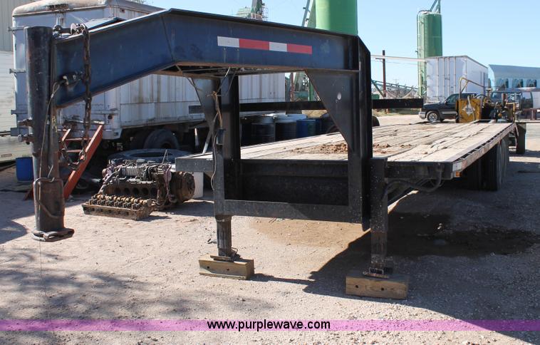 image for item G5827 1994 PF 30' gooseneck trailer