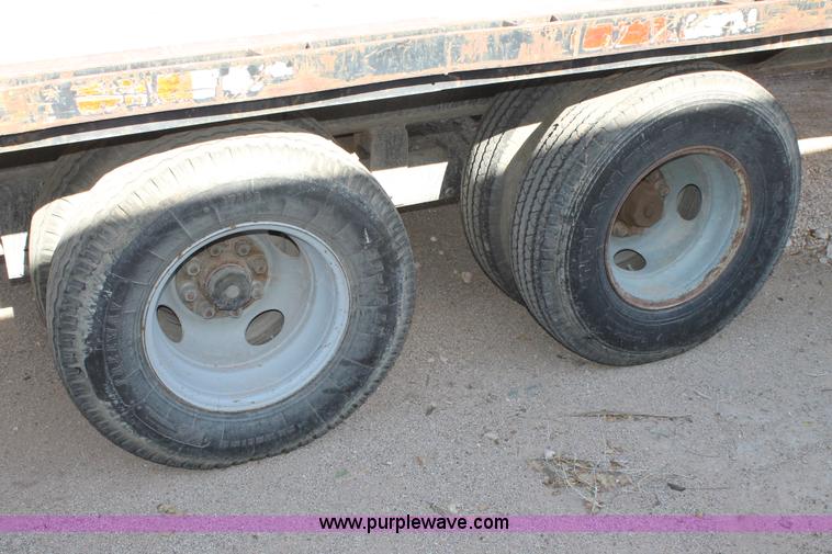 image for item G5827 1994 PF 30' gooseneck trailer