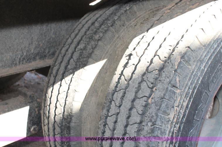 image for item G5827 1994 PF 30' gooseneck trailer