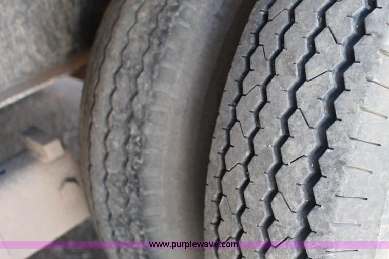 image for item G5827 1994 PF 30' gooseneck trailer