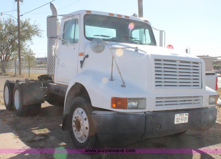 image for item G5846 1995 International 8200 semi truck