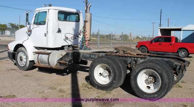 image for item G5846 1995 International 8200 semi truck