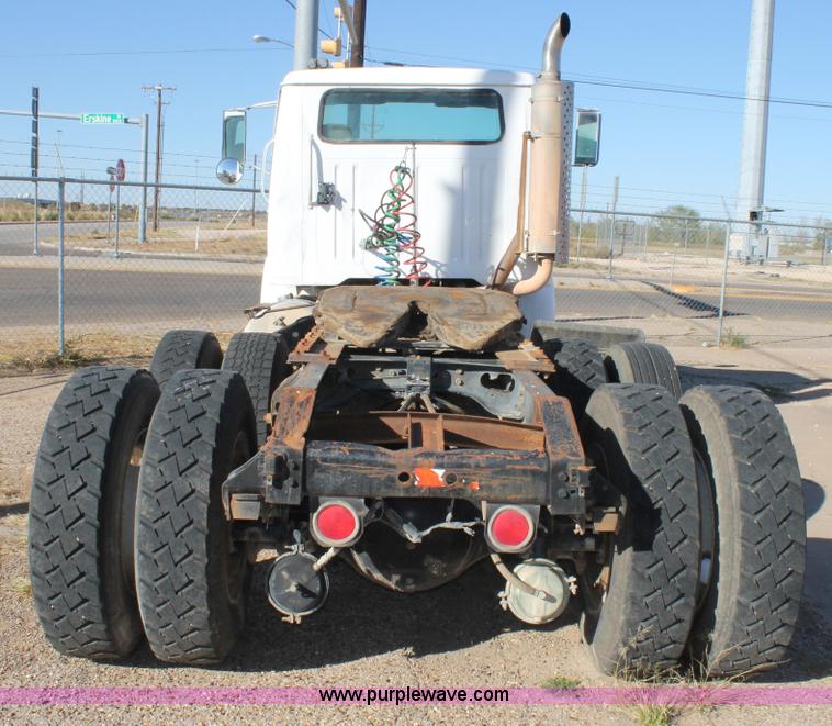 image for item G5846 1995 International 8200 semi truck