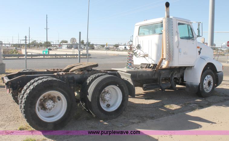 image for item G5846 1995 International 8200 semi truck