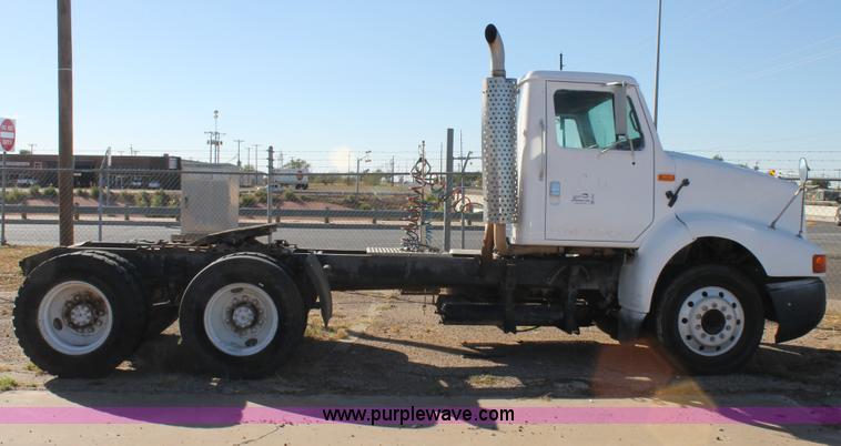 image for item G5846 1995 International 8200 semi truck